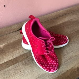 Geometric Nike Roshe